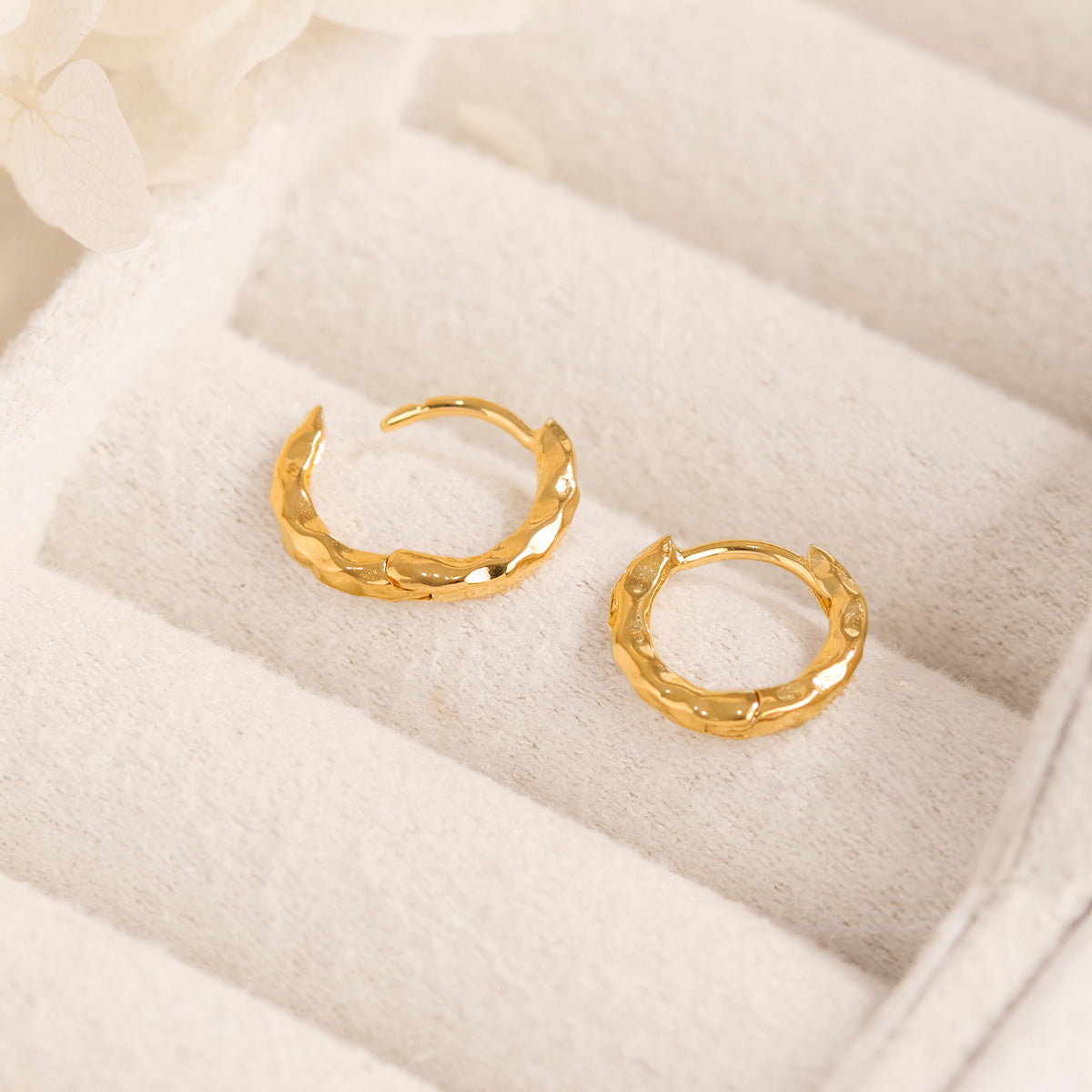 Delicate Ripple Huggies Gold