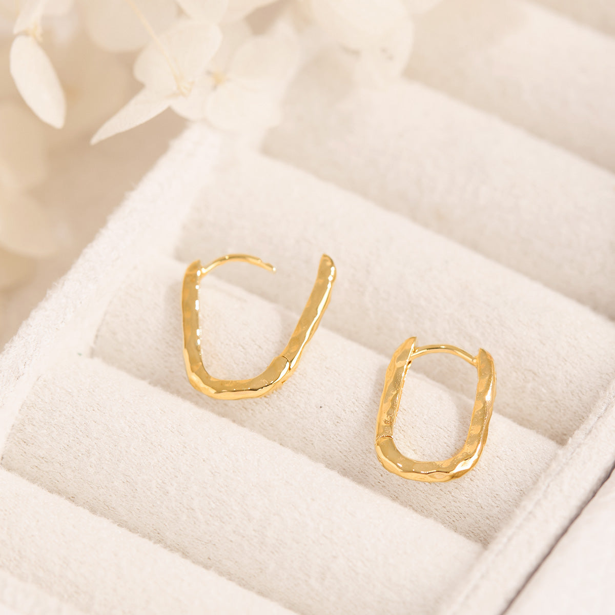 Medium Eternity Textured Huggies Gold