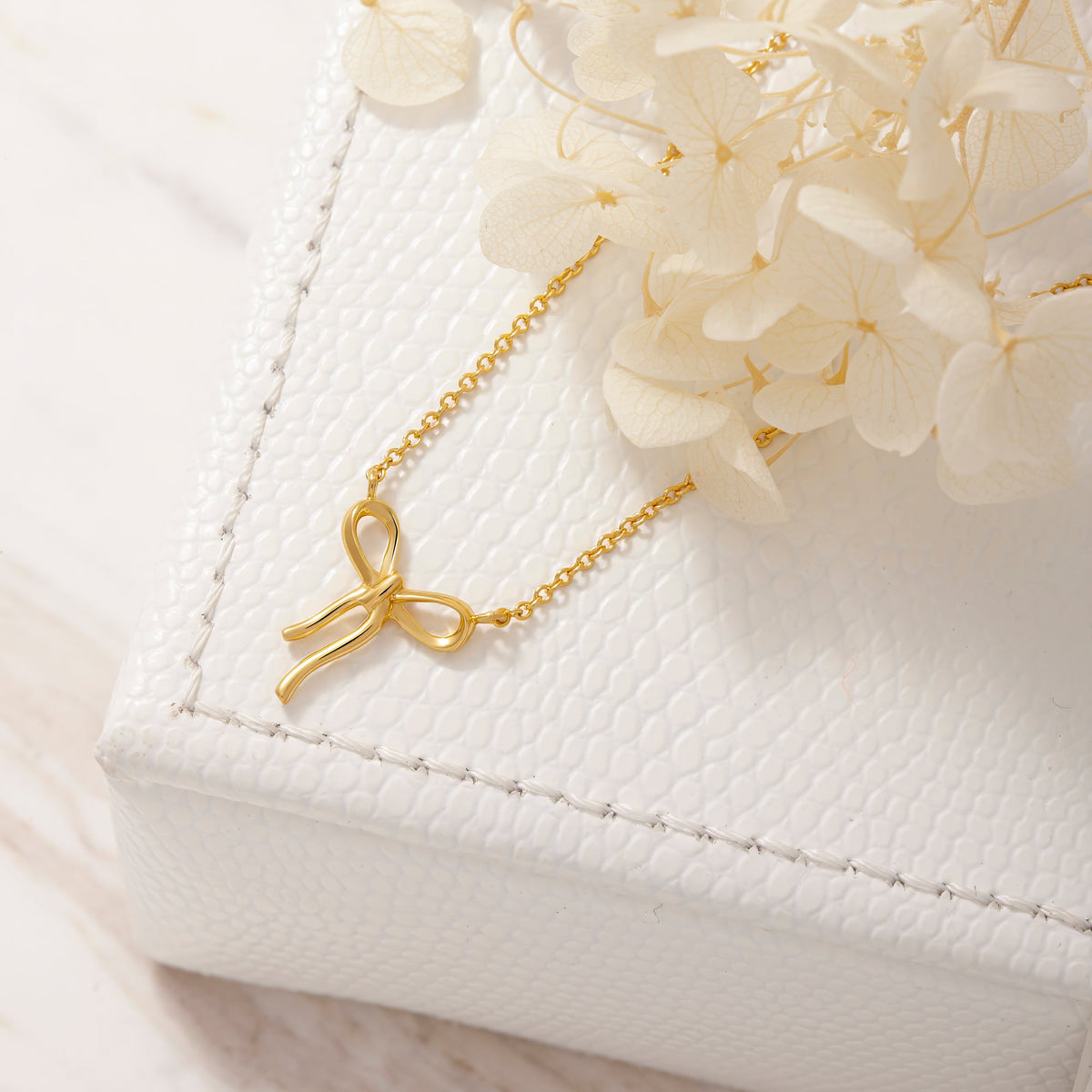Bow Necklace Gold