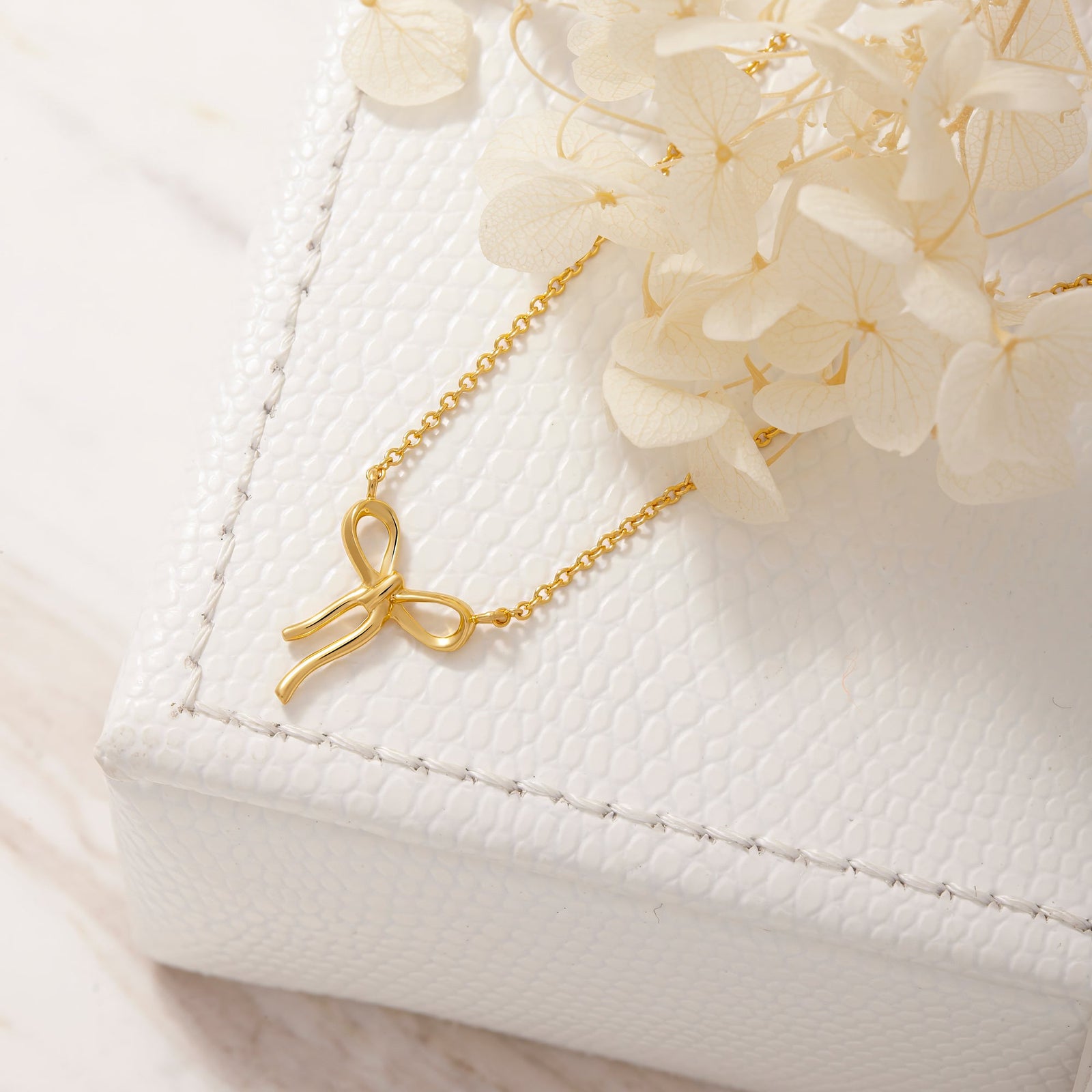 Bow Necklace Gold