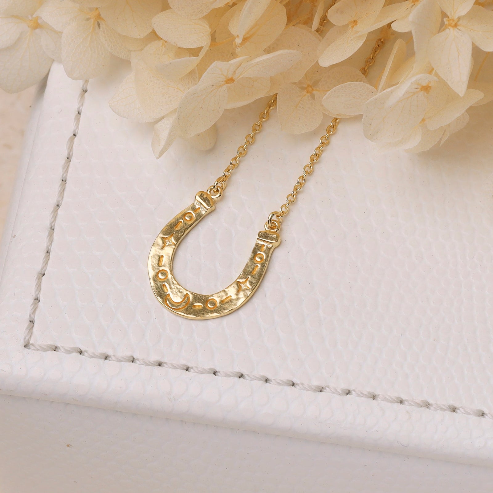 Lucky Horseshoe Necklace Gold