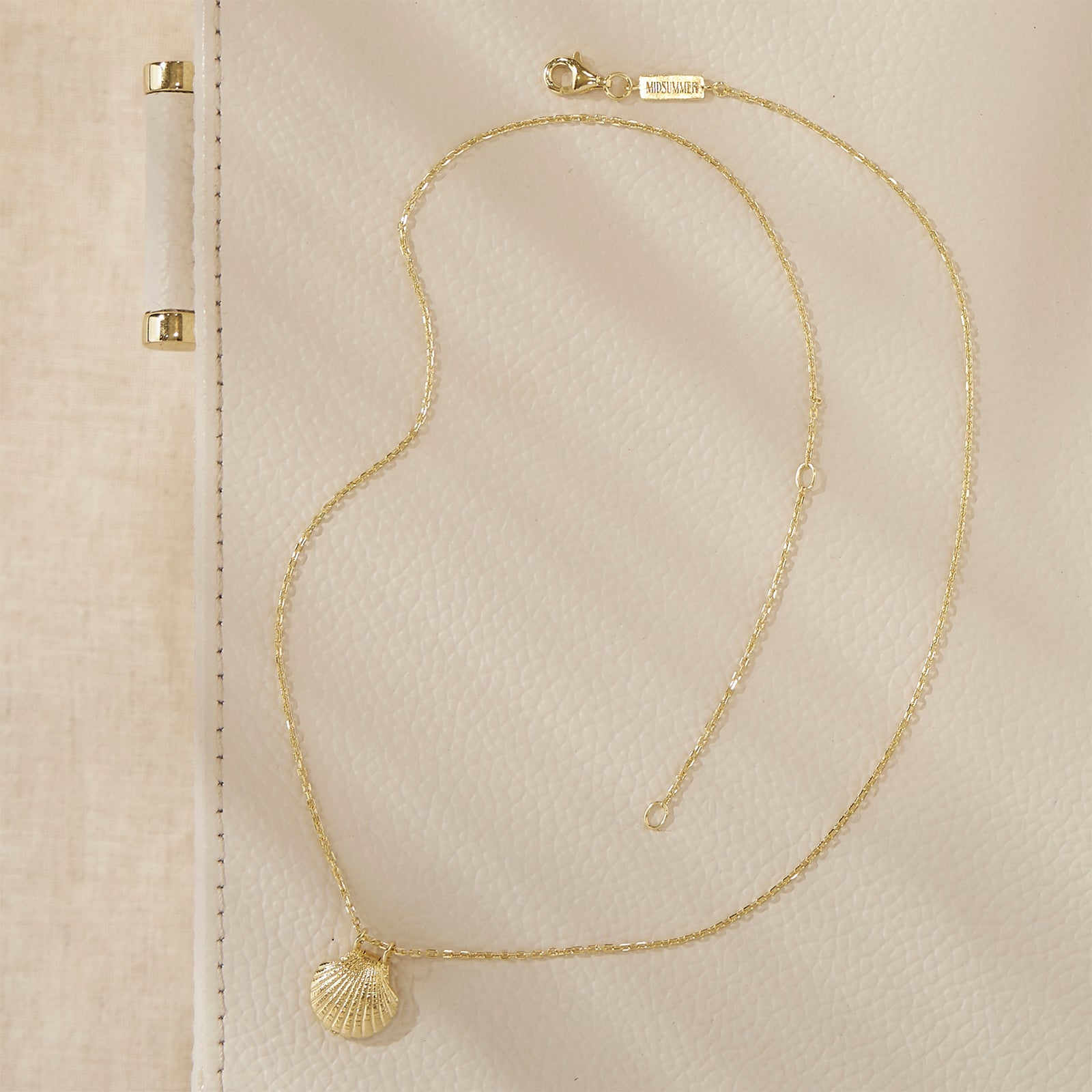 Textured Seashell Locket Gold