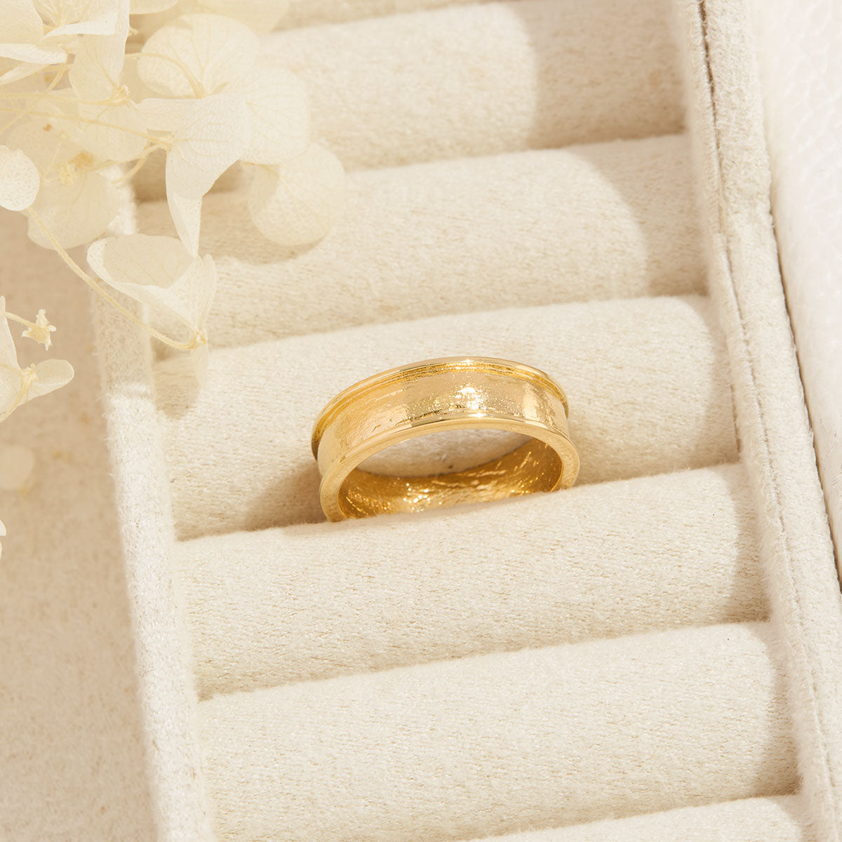 Bold Textured Ring Gold