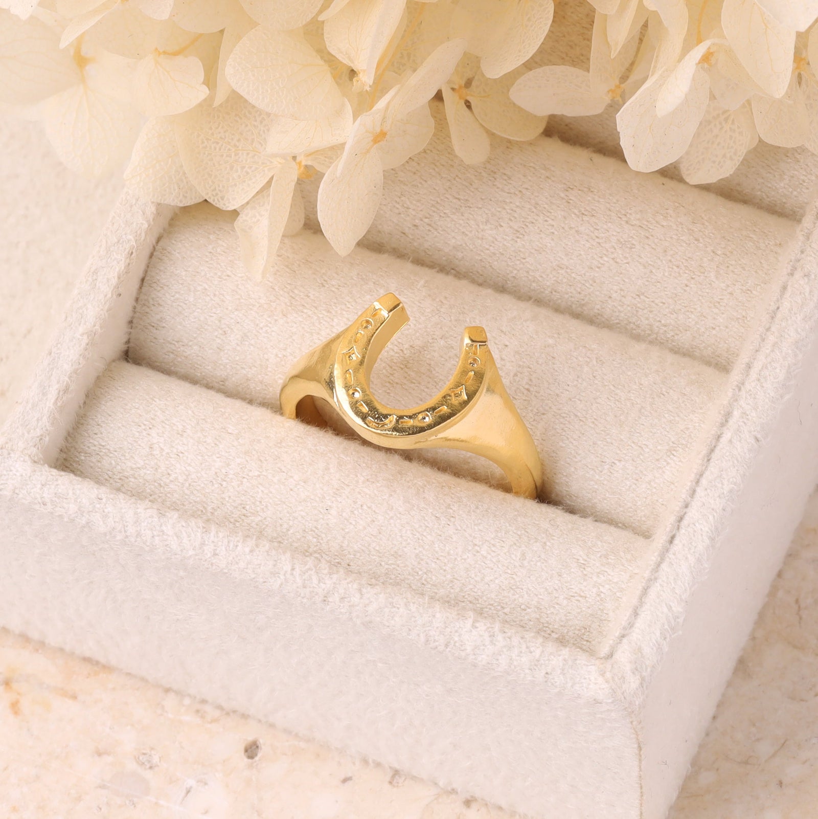 Lucky Horseshoe Ring Gold