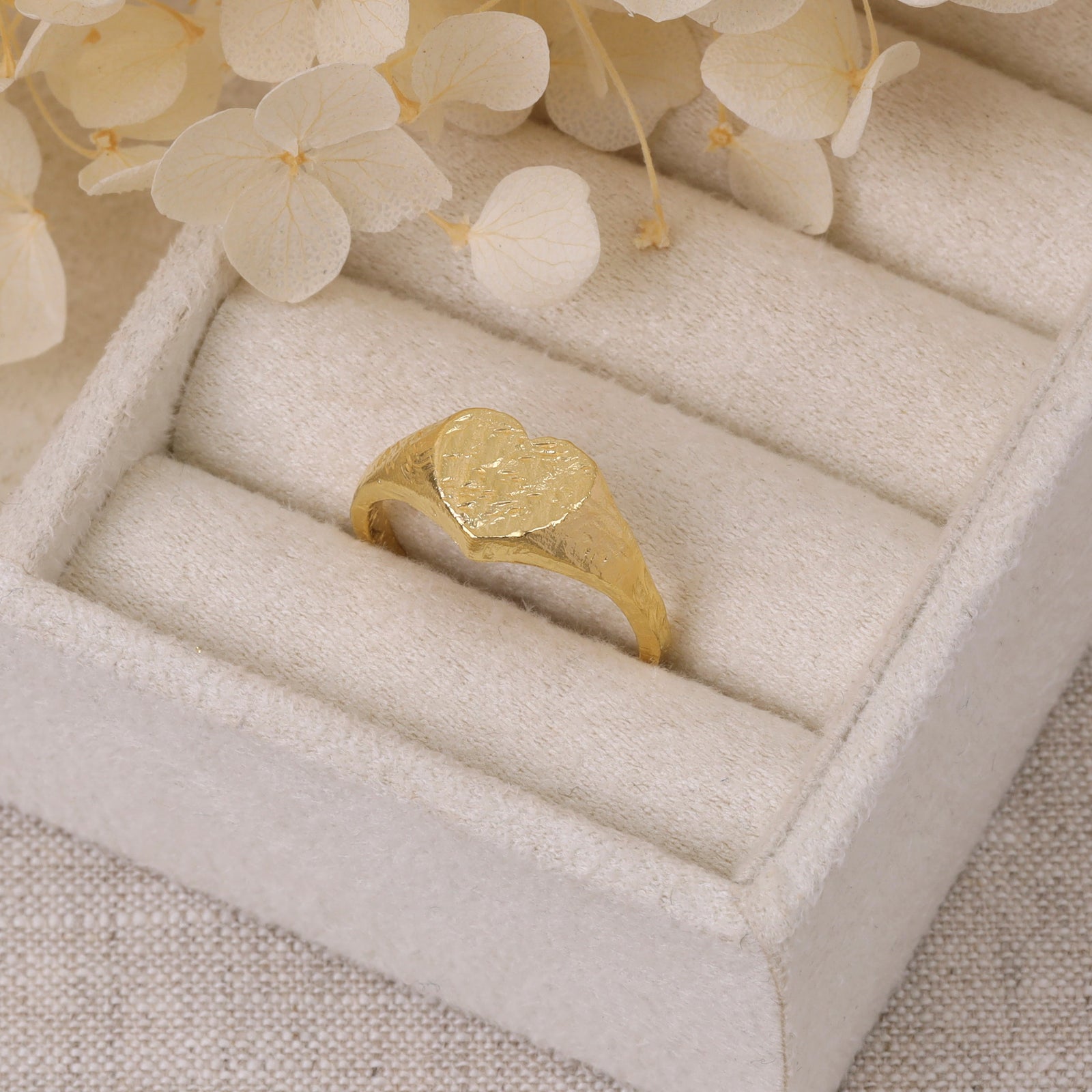 Textured Amore Signet Ring Gold