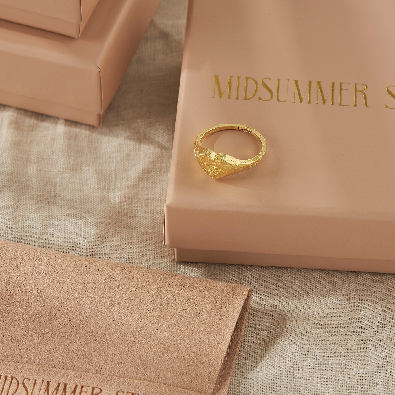 Textured Amore Signet Ring Gold