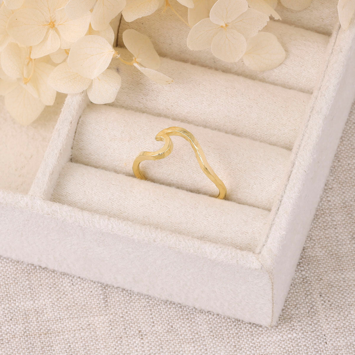 Textured Wave Ring Gold