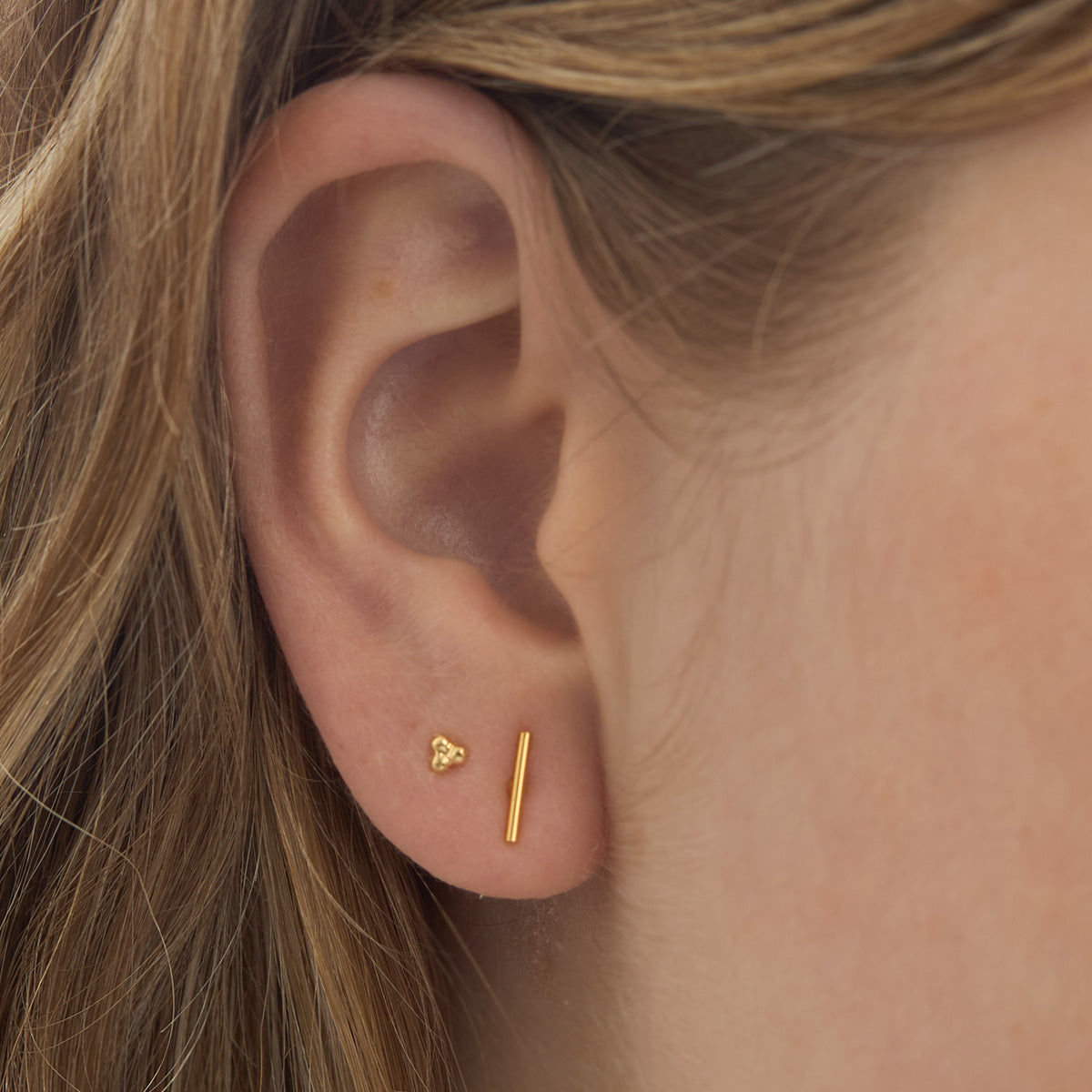 Dainty Bar Studs Gold