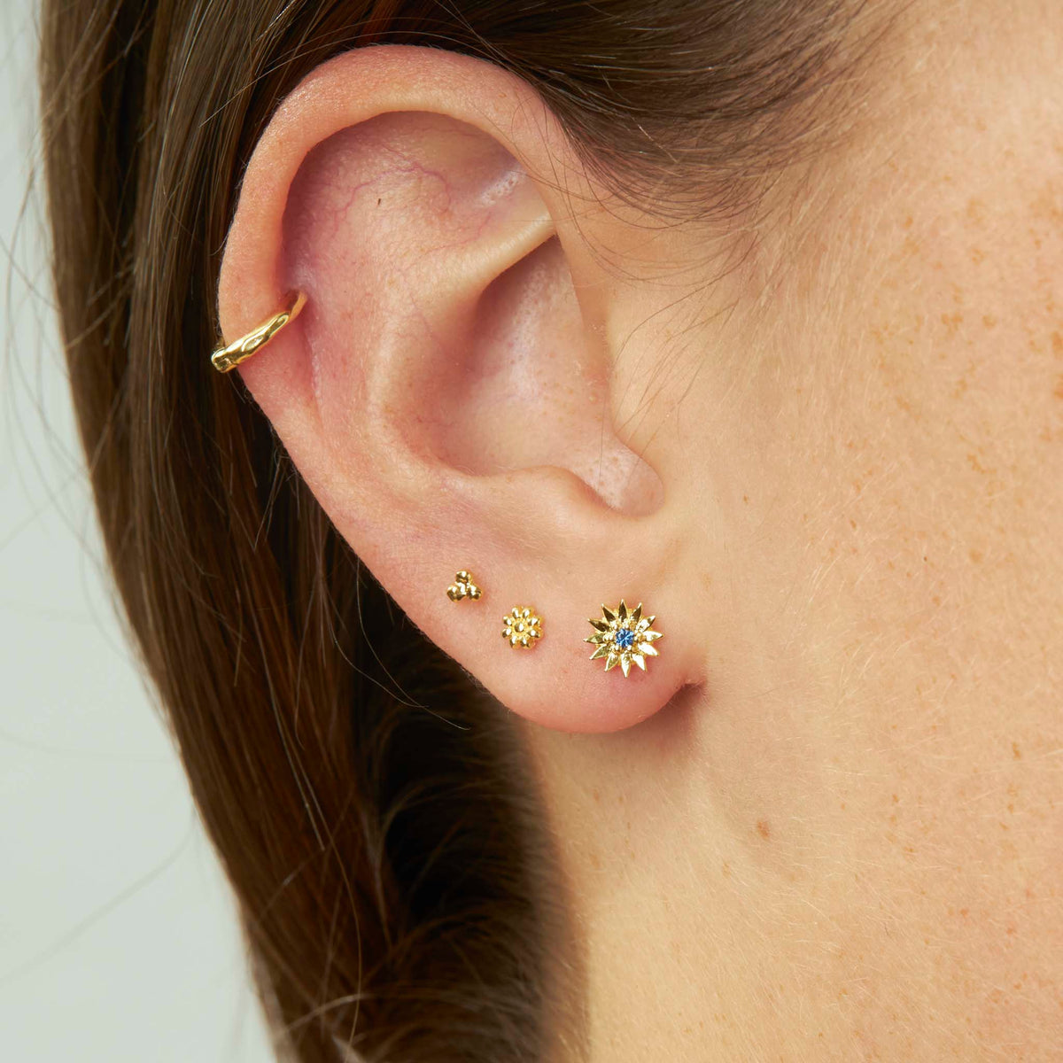Daisy Sapphire Studs Gold