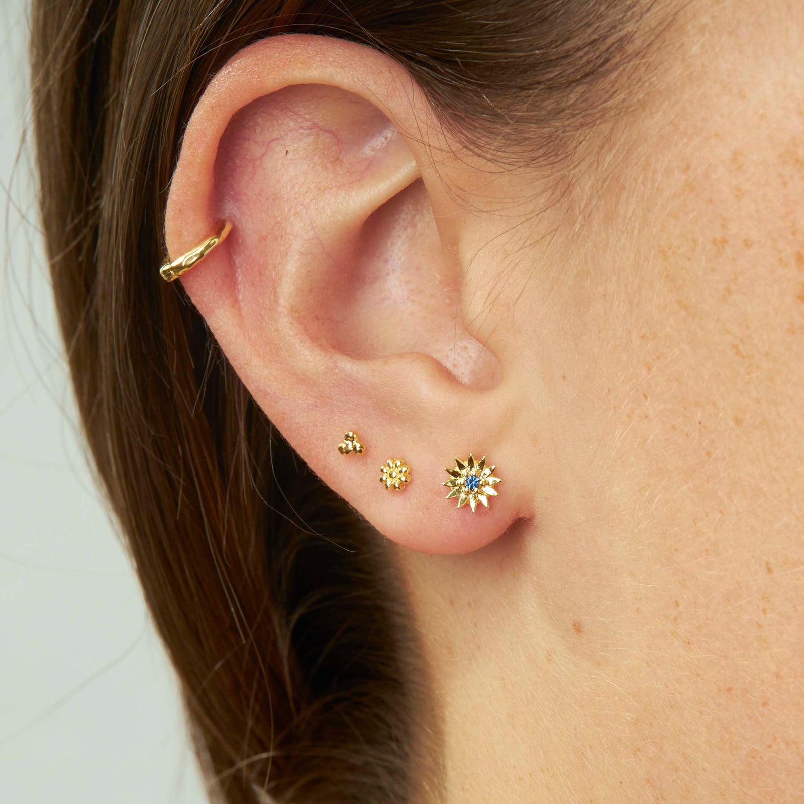 Daisy Sapphire Studs Gold