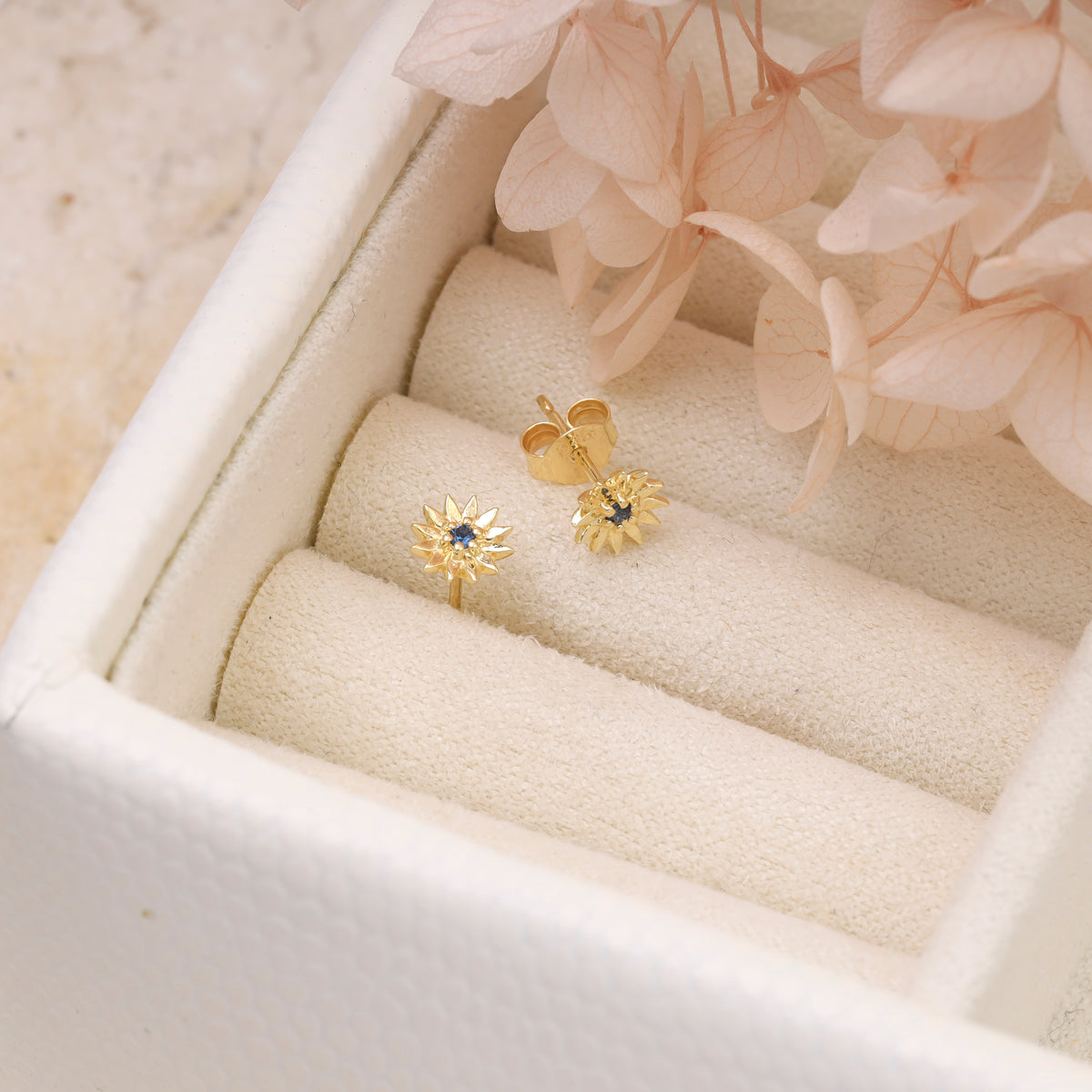 Daisy Sapphire Studs Gold