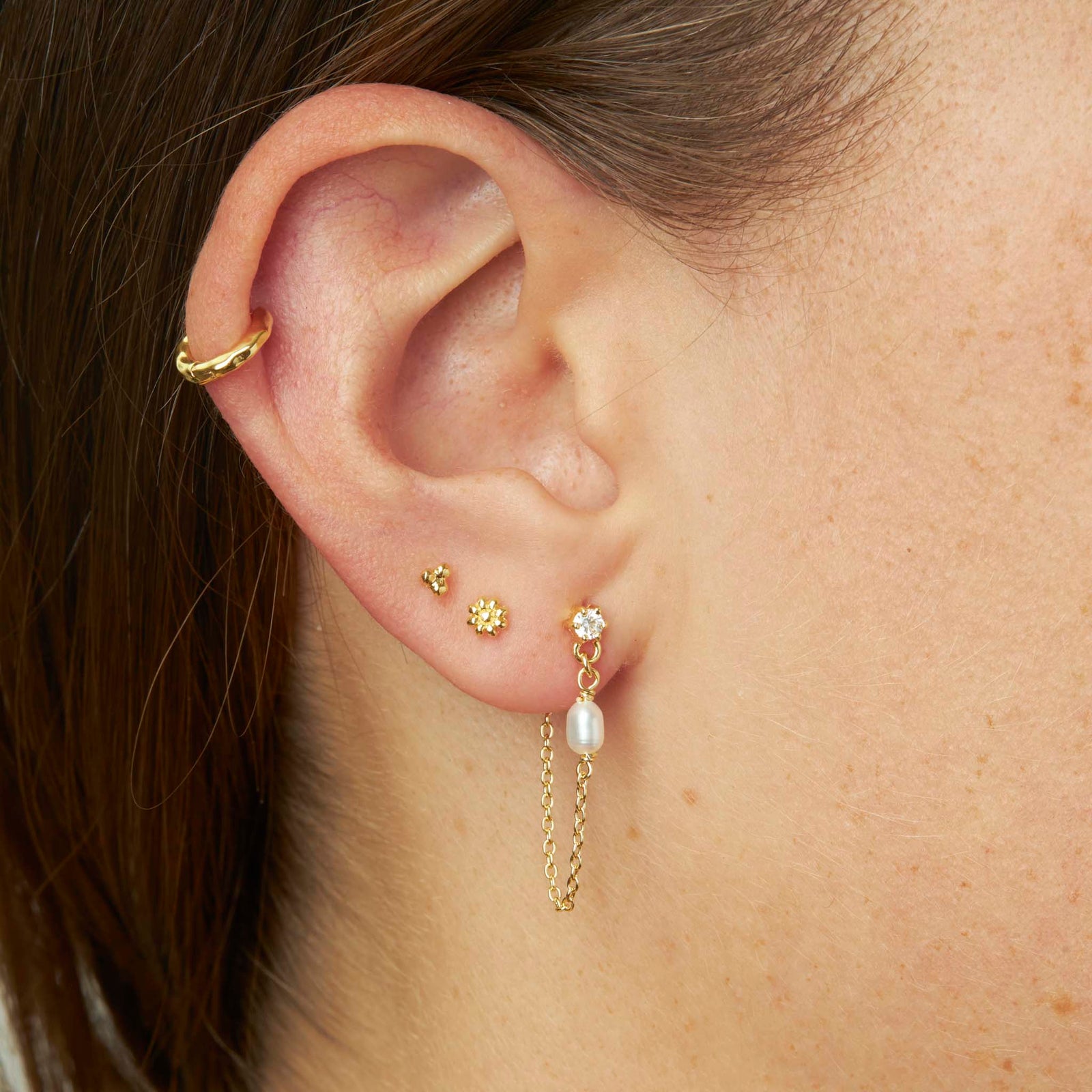 Chained Pearl Studs Gold