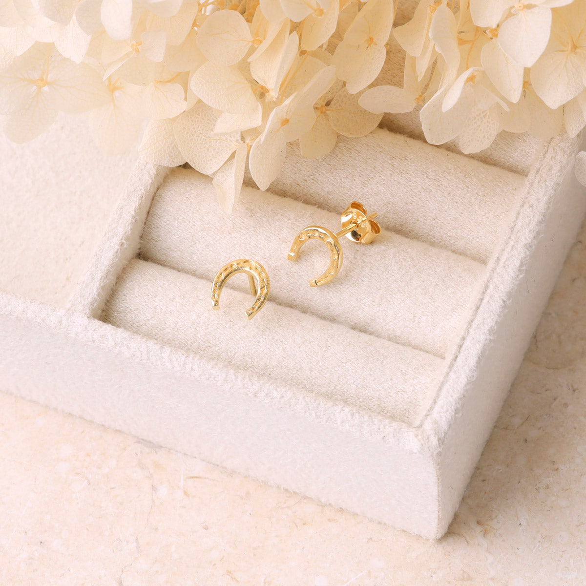 Lucky Horseshoe Studs Gold