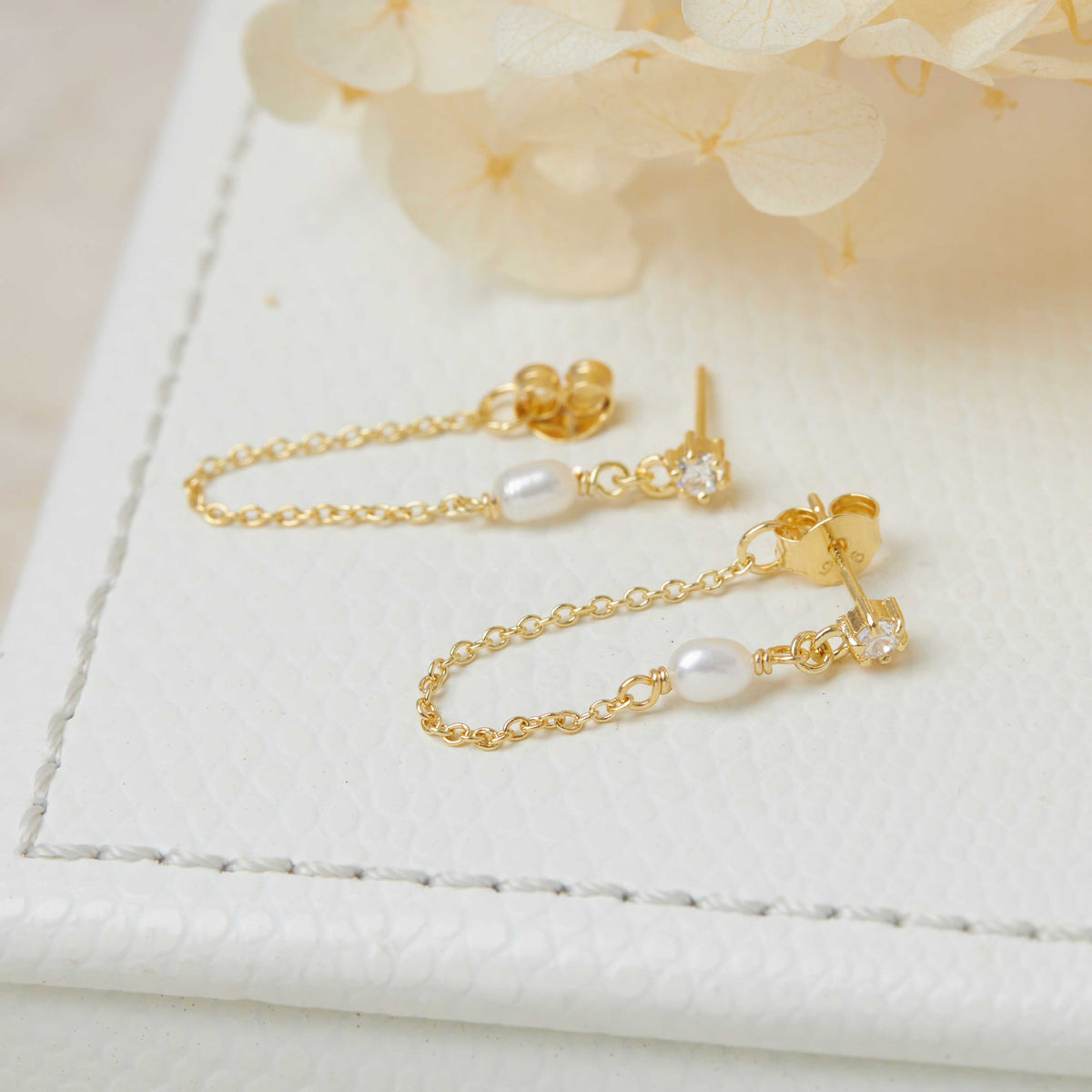 Chained Pearl Studs Gold