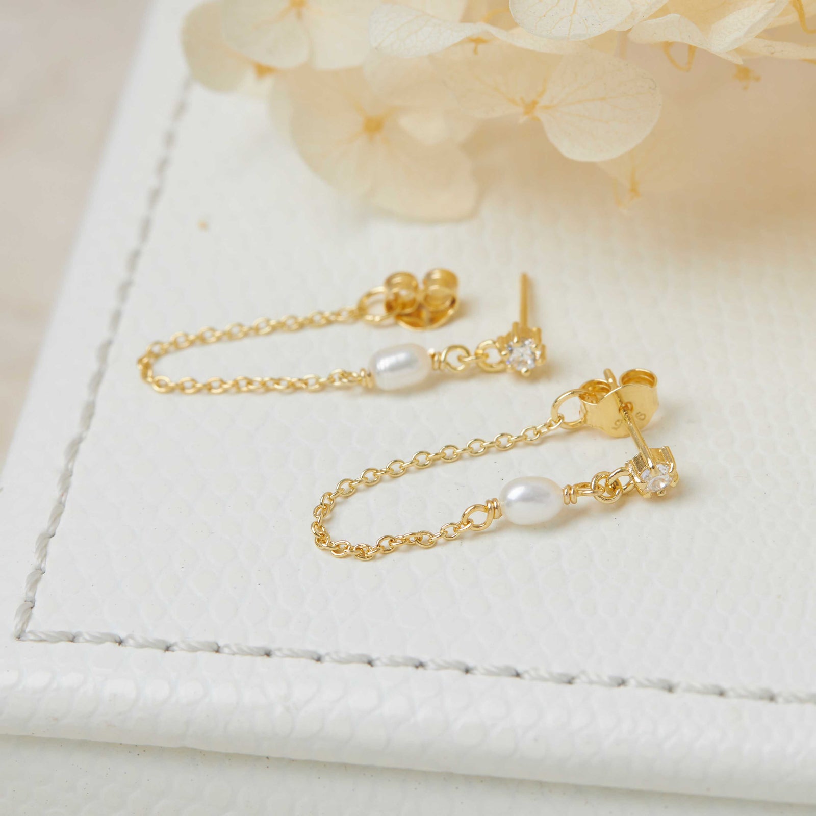 Chained Pearl Studs Gold