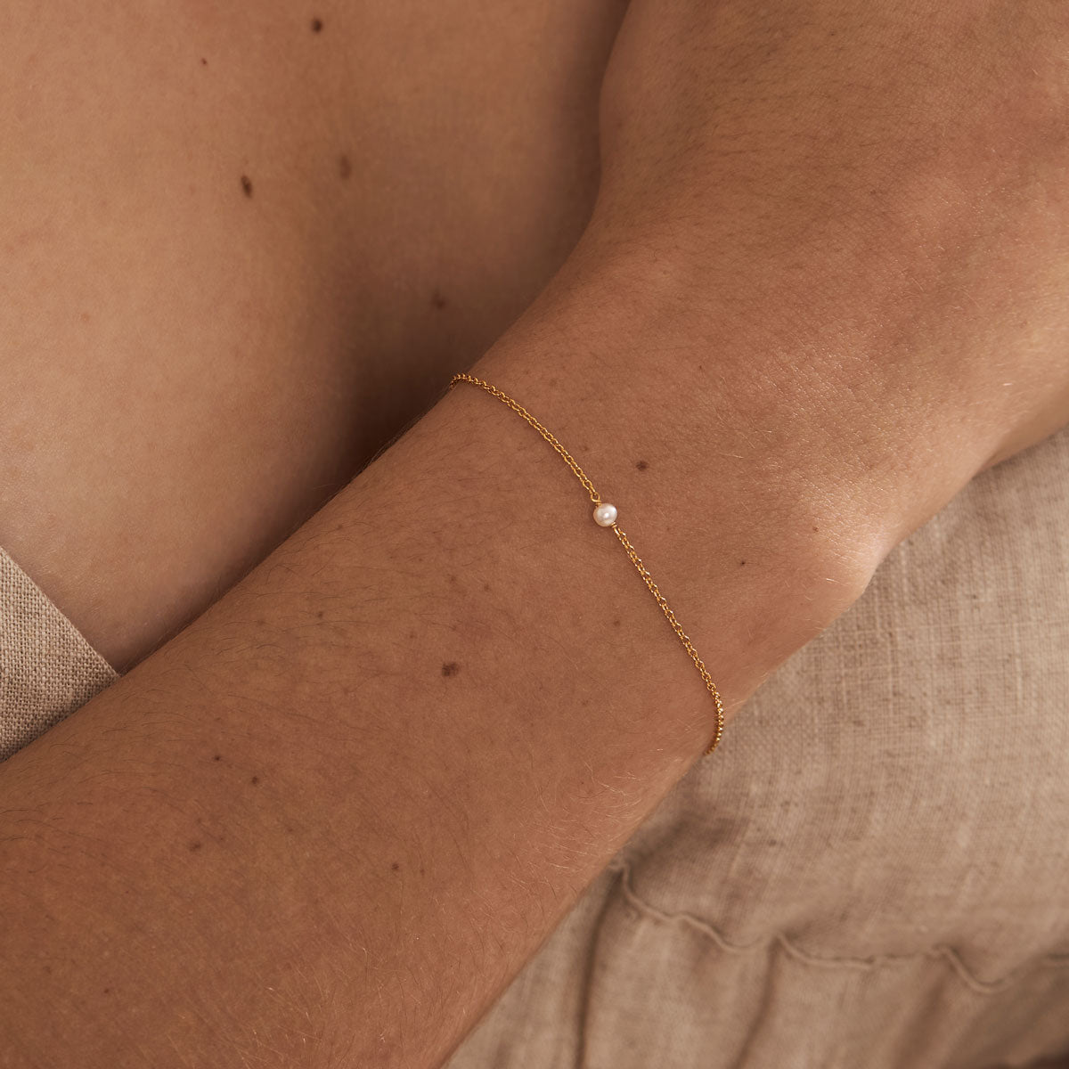 Dainty Pearl Bracelet Gold