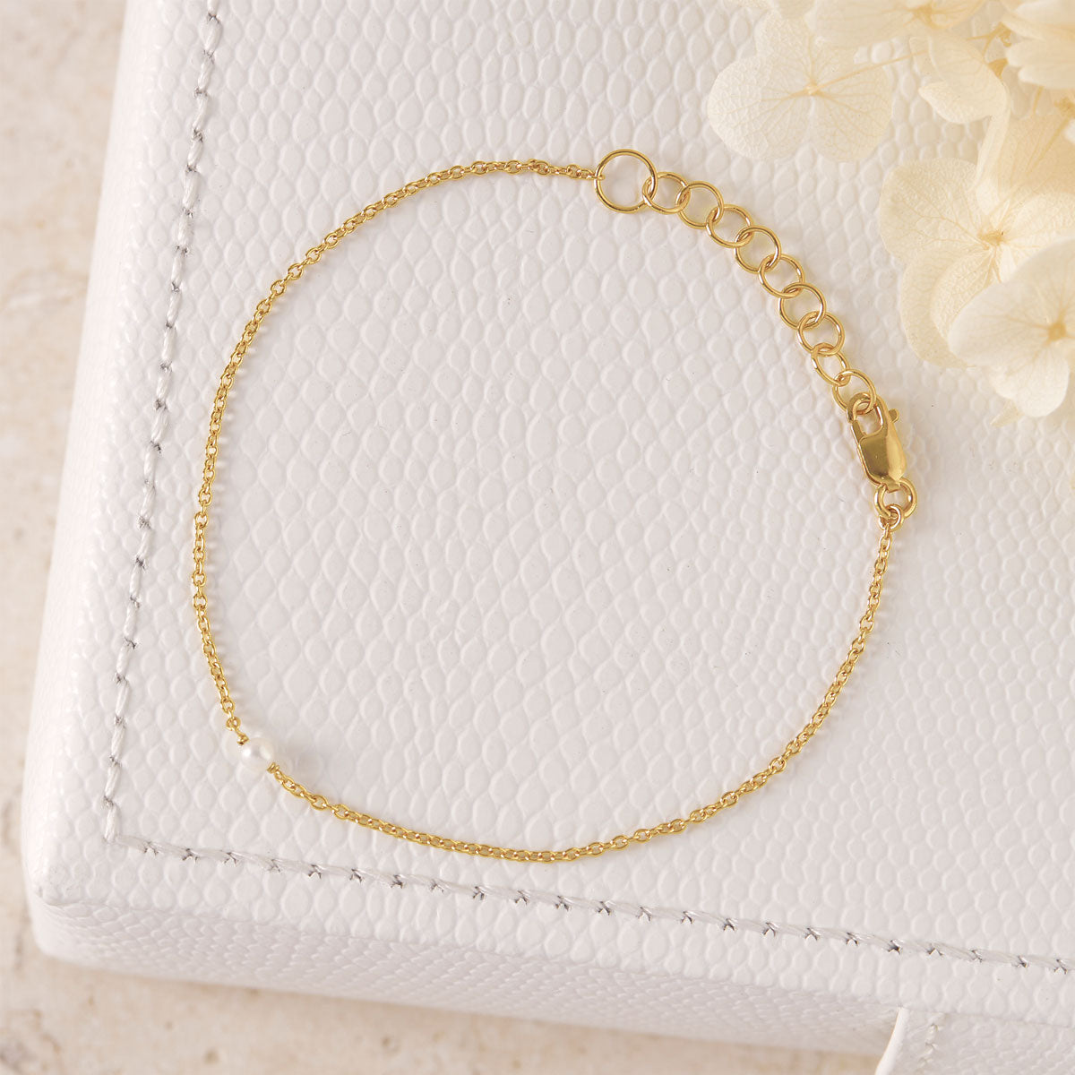 Dainty Pearl Bracelet Gold