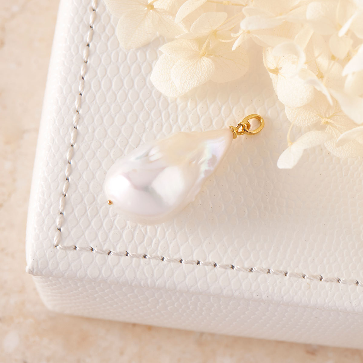Aphrodite Pearl Charm Gold