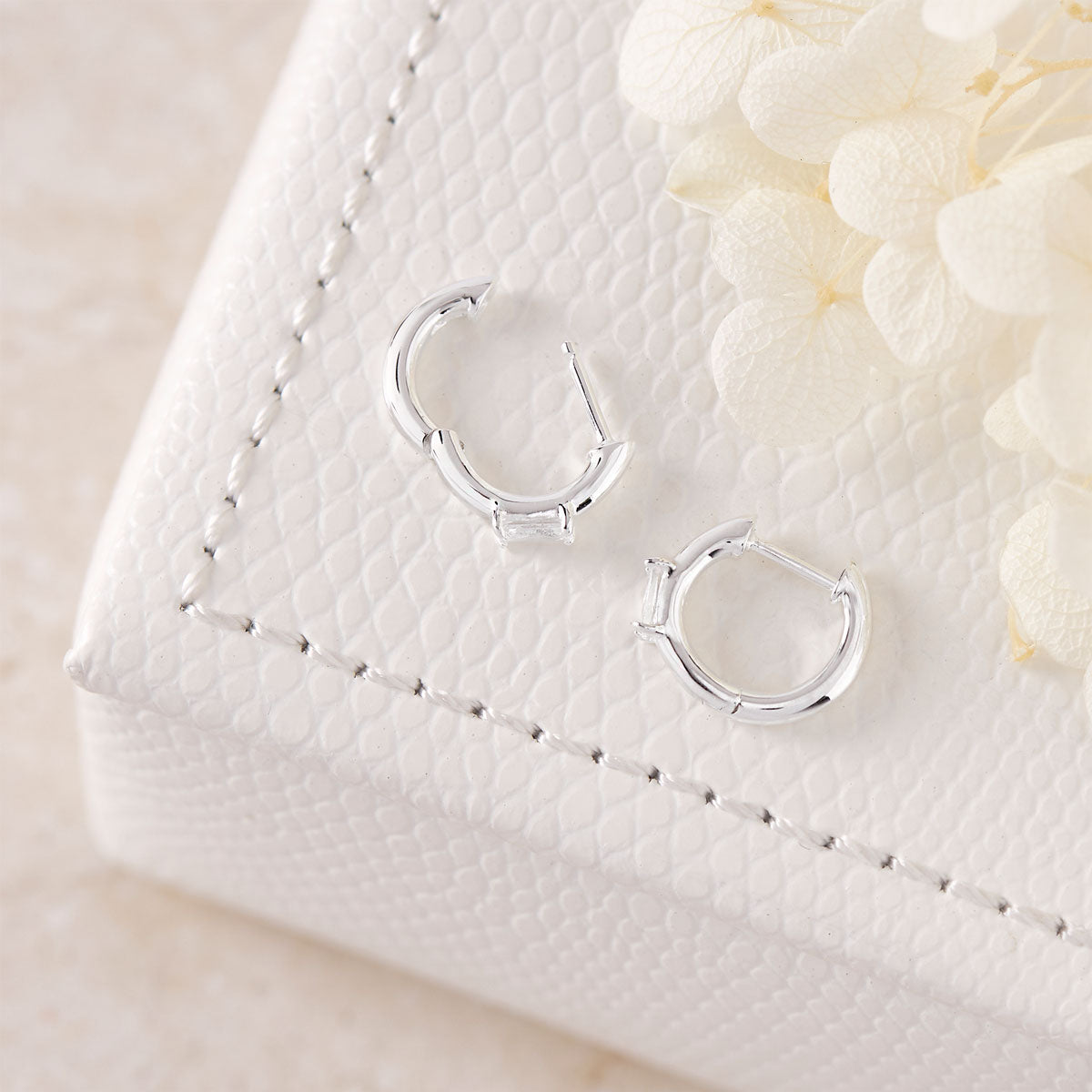 Lumen Baguette Huggies