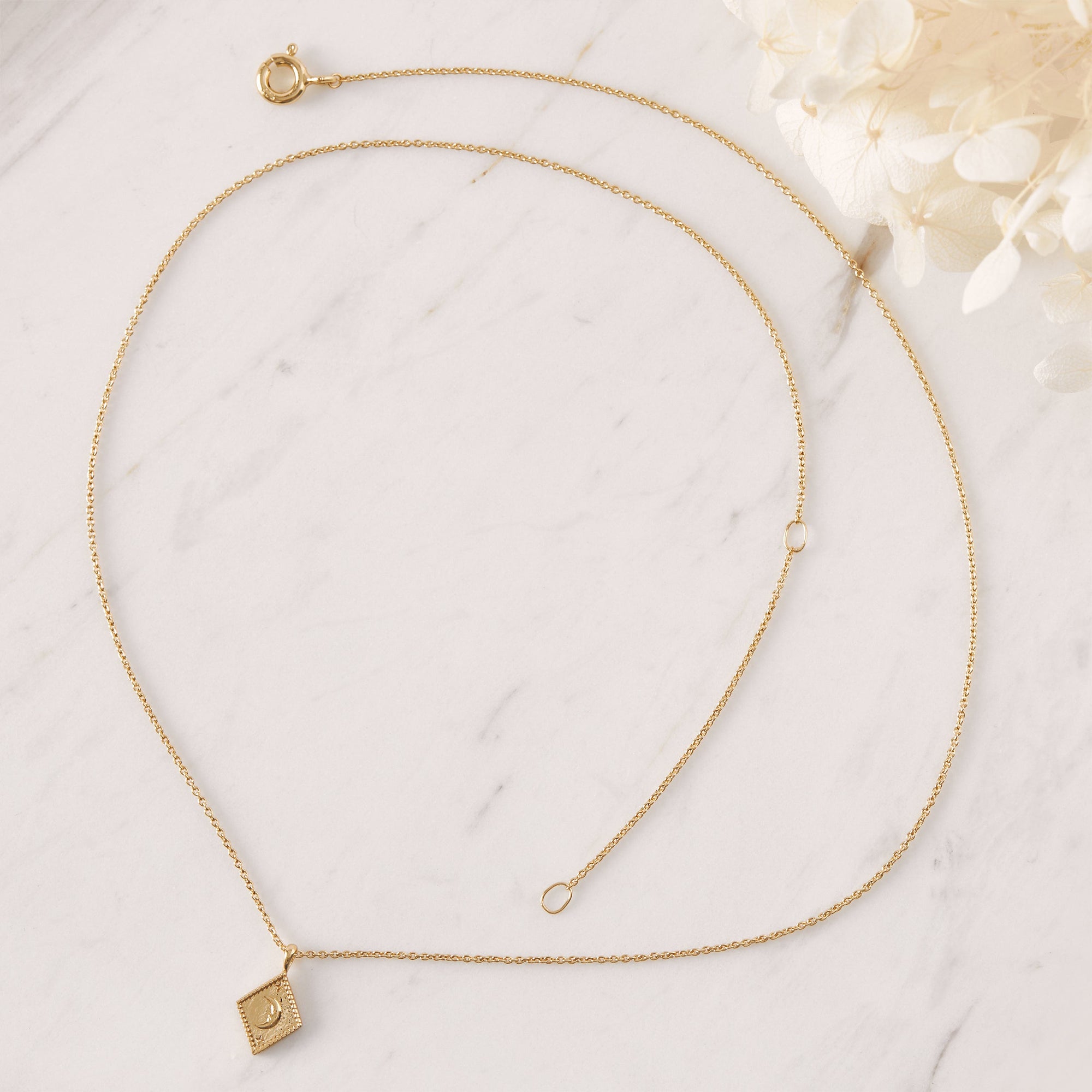 Solunar Necklace Gold