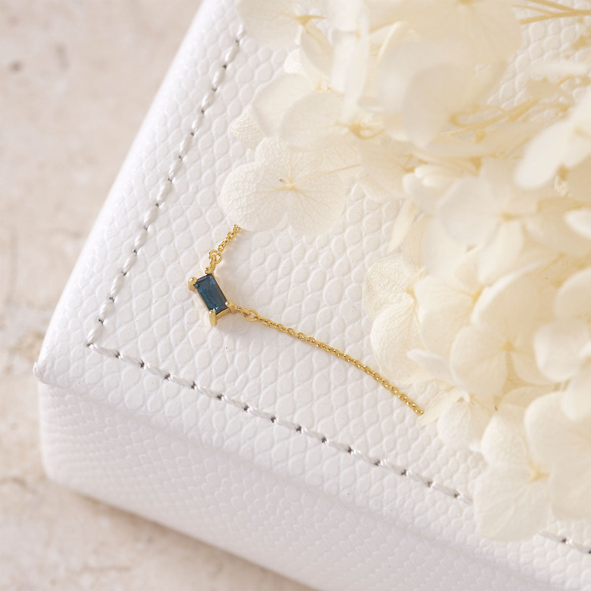 Lumen Baguette London Blue Necklace Gold