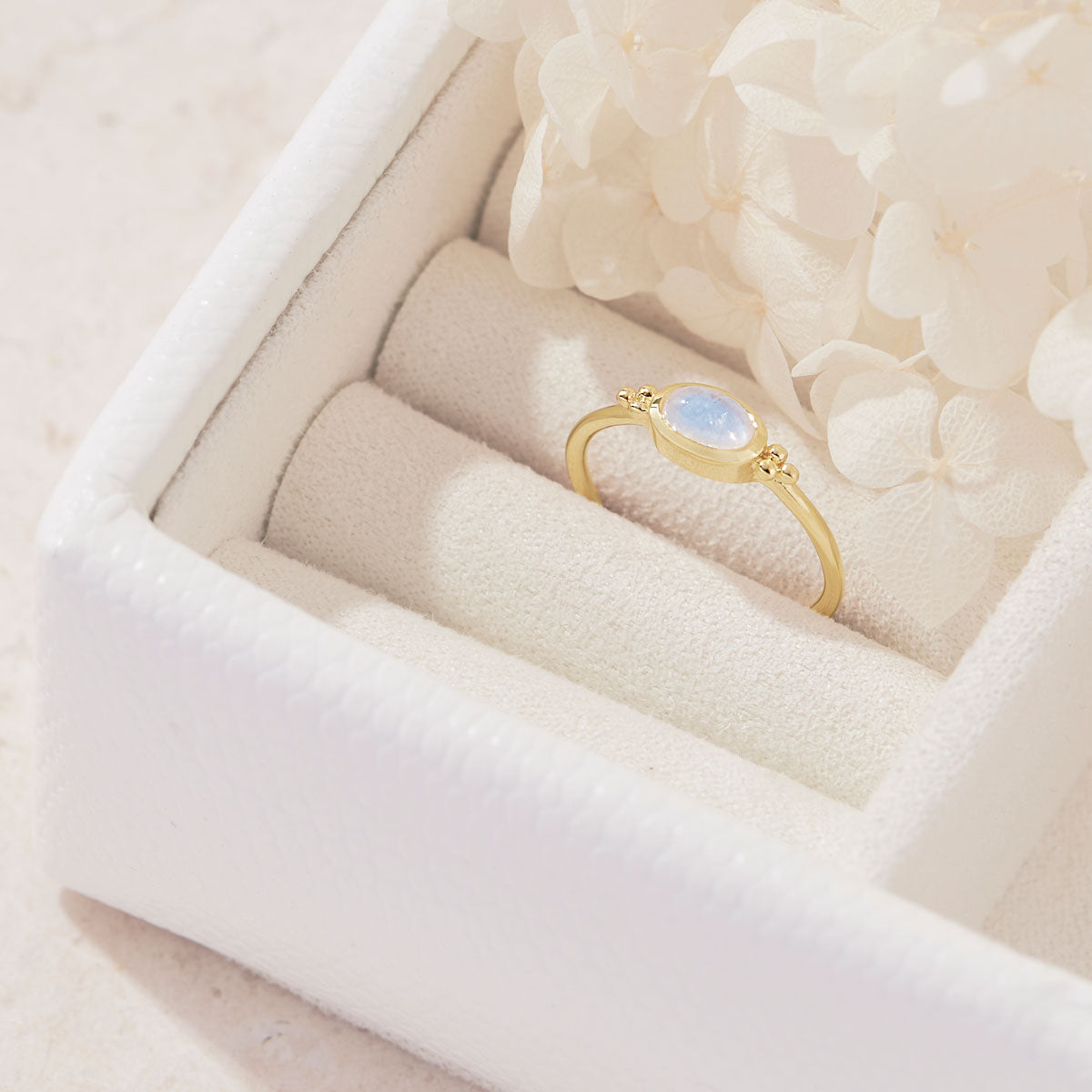 The Visionary Moonstone Ring Gold