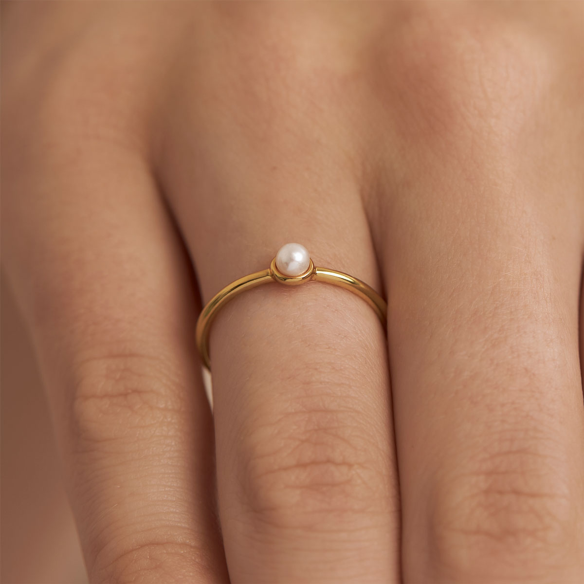 Delicate Pearl Ring Gold