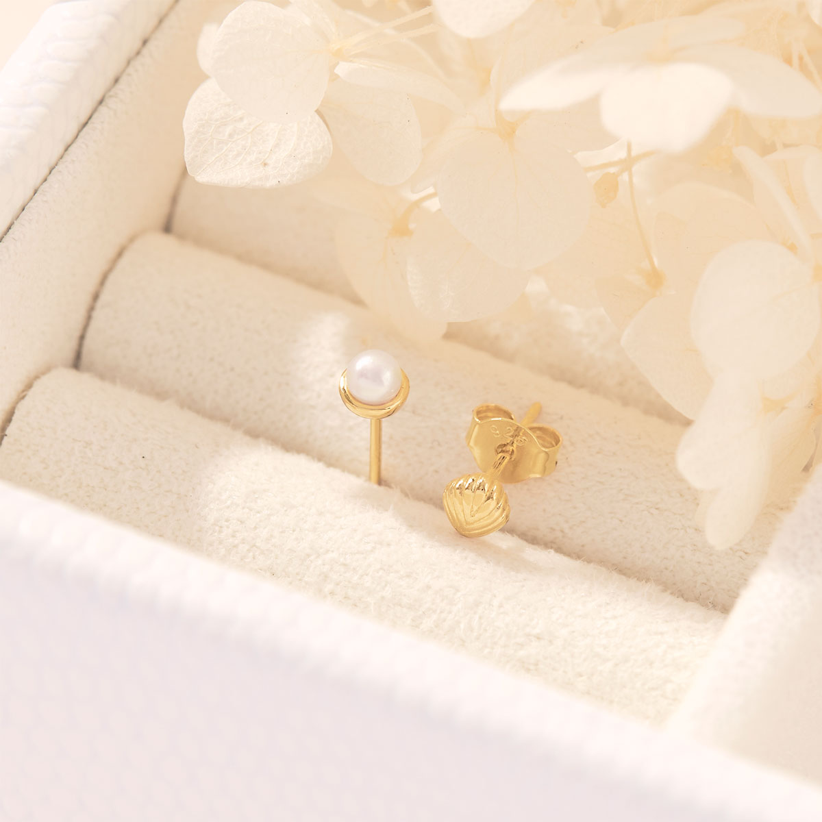 Venus Pearl Studs Gold