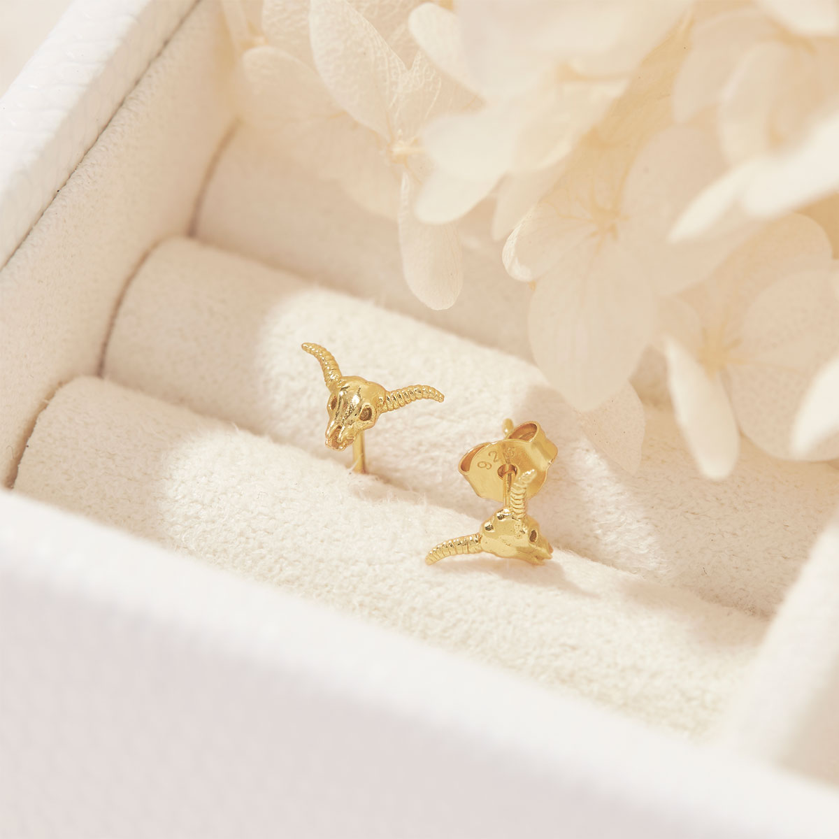 Rodeo Skull Studs Gold